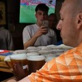 VIDEO: Holanđanin uspeo odjednom da prenese 26 čaša piva od šanka do stola