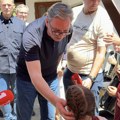 VUČIĆ U PIROTU I BABUŠNICI: Najavio povratak vojske, novi put i veće plate lekarima, u Gorčincu kupio bombone za sina