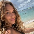(Foto) Pevačica se porodila u 41. godini, skinula u bikini i svi joj kažu - "Bravo": Ovako izgleda žena Joce Stefanovića nakon…