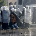 U Tirani demonstranti žestoko na policiju, pale sve pred sobom, lete kamenice i molotovljevi kokteli, policija uzvraća suzavcem…