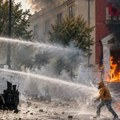 U Tirani demonstranti žestoko na policiju, pale sve pred sobom, lete kamenice i molotovljevi kokteli, policija uzvraća suzavcem…