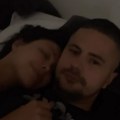 (Video) Intimni snimak Maje i Bilala iz kreveta: Starleta se ne odvaja od njega, pokazala kako provode vreme - pljušte…