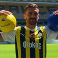 Desetka na leđima, a u pozadini dobro poznata pesma: Fenerbahče predstavio Dušana Tadića