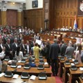 VIDEO Haos u Skupštini, uz duvanje u pištaljke: Usvojen rebalans budžeta