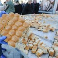 Tradicionalno lomljenje česnice za Božić: Pekari spremaju 200 kilograma testa sa 33 zlatna dukata