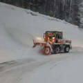 AMSS: upozorava: Ne krećite na put bez zimske opreme zbog snega na putu, ovi kolovozi su neprohodni