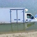 Šta se dogodilo?! Kombi završio u Srebrnom jezeru: Vozilo pliva u vodi, prednji kraj udaren! (foto)