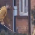 Prvi snimak užasa u Londonu! Zakucao se vozilom u kuću, pa mačem počeo da seče ljude po ulici (video)