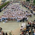 Ples maturanata u Sremskoj Mitrovici: Slavlje za 400 učenika završnih razreda (video)