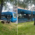 Dramatičan snimak iz Zagreba: Tramvaj pri velikoj brzini naleteo na betonski blok: "Ne vidi uopšte!" (video)