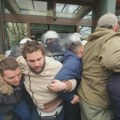 Završena blokada suda u Novom Sadu: Guranje ispred ulaza sa policijom, sudija u raspravi sa okupljenima (FOTO, VIDEO)