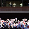 Japanski car i porodica mahali građanima sa zastavama u palati za Novu godinu