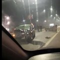 Težak udes u Beogradu! Automobili potpuno smrskani, delovi rasuti po putu (video)