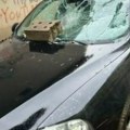 Ovaj auto godinu dana stoji na istom mestu u Novom Sadu: Svuda je staklo, roditelji strahuju za decu!