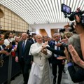Papa delio autograme, potpisivao i bejzbol lopte