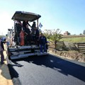 Svašata su otvarali, a sada „prisustvuju“ asfaltiranju