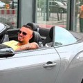 Nova besna mašina Darka Lazića: Pevač se slikao u luks kolima - evo koliko košta ovaj automobil, od cene će vam se zavrteti u…