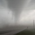 Tornado pravi pustoš, ima mrtvih Jezivo nevreme, gledajte kako nosi sve pred sobom (video)