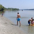 PLAŽA VOK U FUTOGU: I Dunava, i peska i hlada (FOTO)