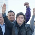 Haos u Argentini: Predsednik brutalno napadnut, zasut kamenjem pa hitno evakuisan (video)