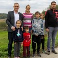 Ministar Glamočić posetio porodicu Gavrilović koja je u požaru izgubila kuću