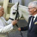 Papa Lav XIV dobio na poklon belog konja
