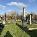 Otkrivena istina zaboravljene zajednice: Obnovljeno jevrejsko groblje u Sremskoj Mitrovici – važan trag istorije koji je još…