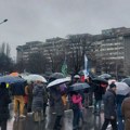 Protest protiv akvarijuma na Ušću, građani blokirali Bulevar Nikole Tesle i rušili ograde