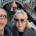 Pevač 34 godine mlađu ženu častio za sve pare Otišli na zajedničko putovanje, pa se slikali: "Cveta ljubav" (foto)