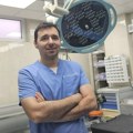 Između svetske nagrade i domaćeg sistema: Zašto je doktor Aleksandar operacije koje traju i po 10 sati zamenio za rad sa decom…