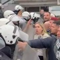 (Video) Napeto u Resniku: Demonstranti se sukobili sa policijom, organi reda razdvajaju dve grupe