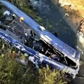 Stravična nesreća! Dvoje mrtvih, među povređenima i dečak (6) posle direktnog sudara turističkog autobusa i automobila na…