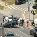 Teška nesreća na Čukarici: Automobil završio na krovu (foto/video)