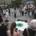 U centru Beograda upaljene sveće za žrtve genocida u Srebrenici: Manja grupa negodovala zbog skupa
