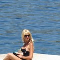 (Paparaco) Uhvatili smo našu glumicu (48) na plaži: Skinula providni ogrtač i pokazala obline duga noge i uzak struk - mamila…