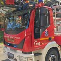 (Foto) Požar u centru Novog Sada: Planulo kupatilo u stanu, na terenu tri vatrogasna vozila
