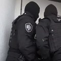 Пао мушкарац у акцији УКП на Чукарици: Полиција улетела у стан, па пронашла арсенал оружја!