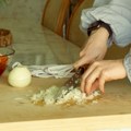 Zaboravite na suze u kuhinji: Kako da iseckate luk bez peckanja očiju