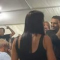 Žena Darka Lazića sinoć uletela pod šator na šabačkom vašaru, pa napravila "incident": Otela mu mikrofon