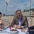 Vučić se opet javlja sa terase: Ovog puta u društvu sa Brnabić i Malim (VIDEO)
