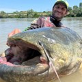 Uhvatio najveću rečnu ribu u istoriji! Pecaroš se tresao od straha, 40 minuta se borio protiv zveri u vodi!