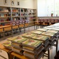 Nakon besplatnih knjiga, đaci iz Surdulice dobijaju po 5.000 dinara: "Radujemo se zajedničkom napretku"