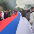 Razvili trobojku 105 metara dugačku: U Srpskoj Crnji obeležen Dan srpskog jedinstva, slobode i nacionalne zastave (foto)