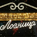 Meteorska kiša "pala" na šetalište: Počelo postavljanje novogodišnje rasvete u Loznici