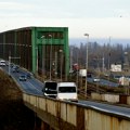 "Za retrovizor nije čuo": Snimak bahatog vozača sa Pančevačkog mosta razbesneo Beograđane: Bez signalizacije uleteo u levu…