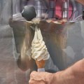 Ćuprija: Tridesetoro dece se otrovalo sladoledom na vašaru