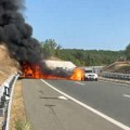 Gori "BMW" nasred auto-puta: Vatra pre celog kolovoza, automobili prolaze kroz buktinju, niko da stane da pomogne (foto)