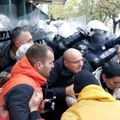 Počelo guranje sa policijom: Treći dan blokade suda u Novom Sadu: Nekoliko opozicionara završilo na zemlji (foto, video)