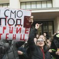 Protest studenata ispred Skupštine grada u Novom Sadu: „Nećemo da im dozvolimo da o našoj budućnosti odlučuju u tišini…