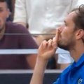 Medvedev poludeo i "svađao" se sa celim stadionom: Ovako je Rus utišavao navijače u Rimu